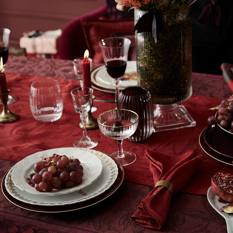 Le Jacquard Francais Table Runner "Tivoli" Red Velvet